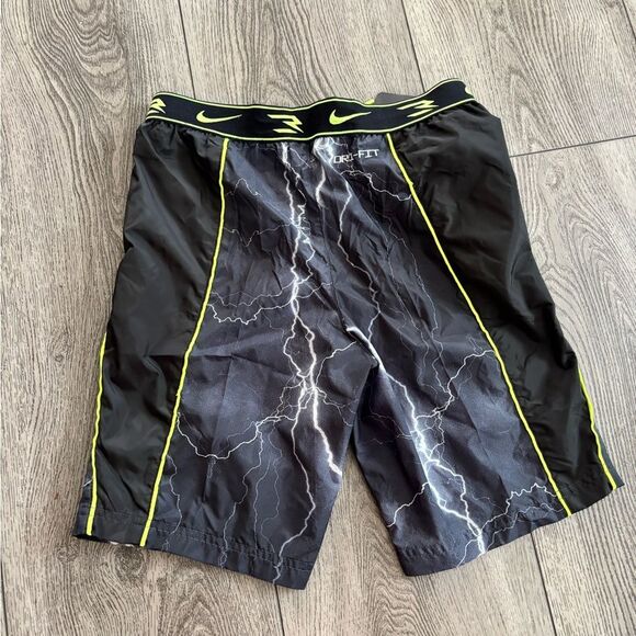 Nike boys lightweight shorts - Picture 2 of 5